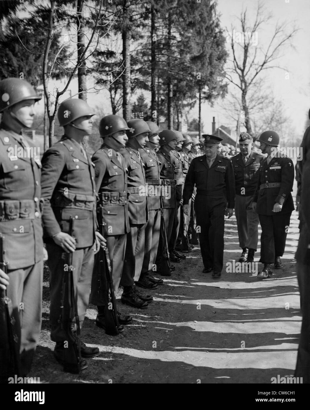 Le Général américain Eisenhower inspecte 101e Division aéroportée américaine en France (mars 15,1945) Banque D'Images
