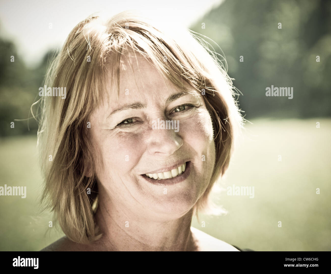 Portrait of attractive senior woman - piscine en plein air dans la nature Banque D'Images