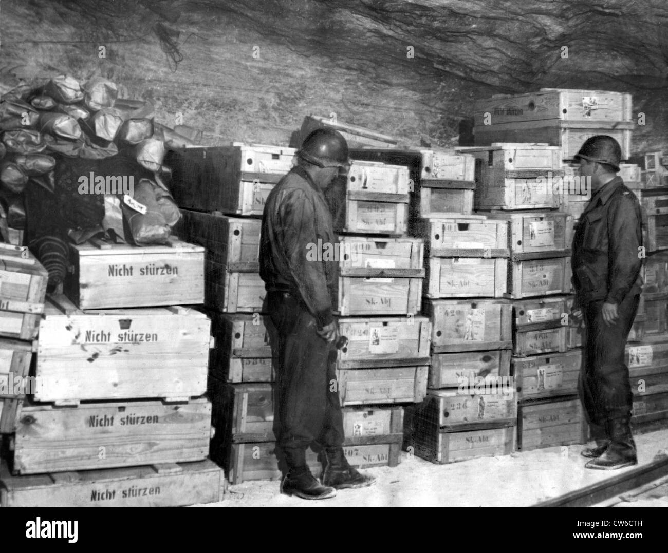 Inspecter les Américains de l'art allemands capturés grotte près de Kaiseroda (Allemagne) Avril 1945 Banque D'Images