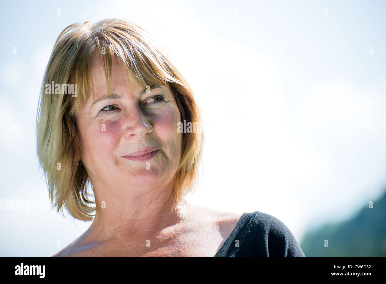 Portrait of attractive senior woman - piscine en plein air dans la nature Banque D'Images