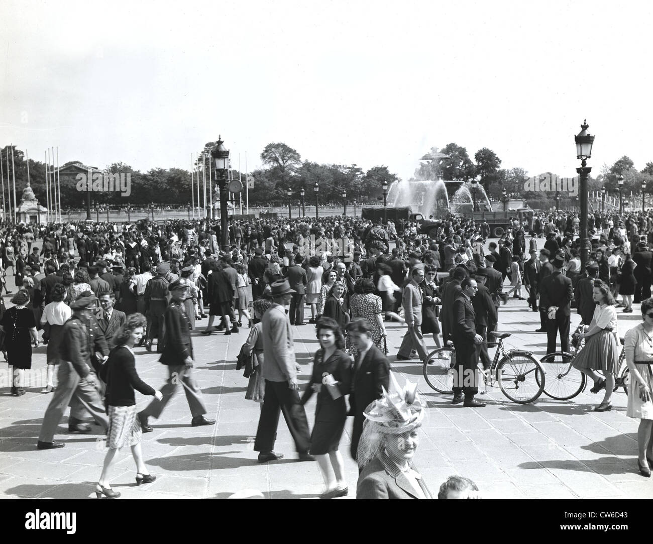 Rue Du 8 Mai 1945 Paris Foule heureuse des Parisiens et soldats alliés à Paris (8 mai 1945 Photo  Stock - Alamy