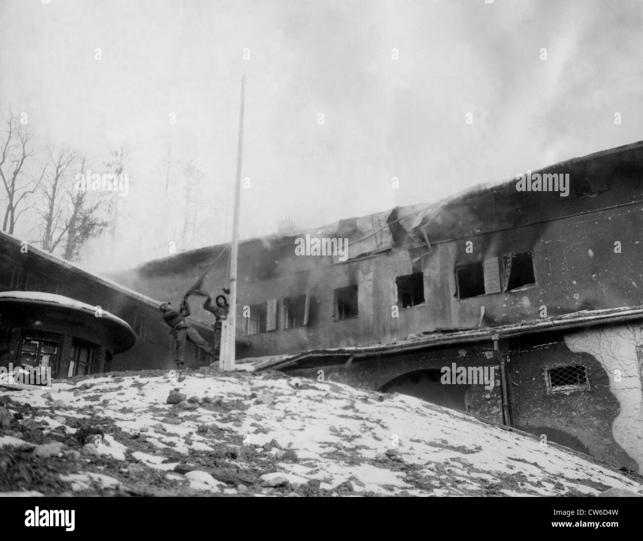 Soldats américains de drapeau nazi rip Berchtesgaden Hitler retraite flamboyante (4 mai 1945) Banque D'Images