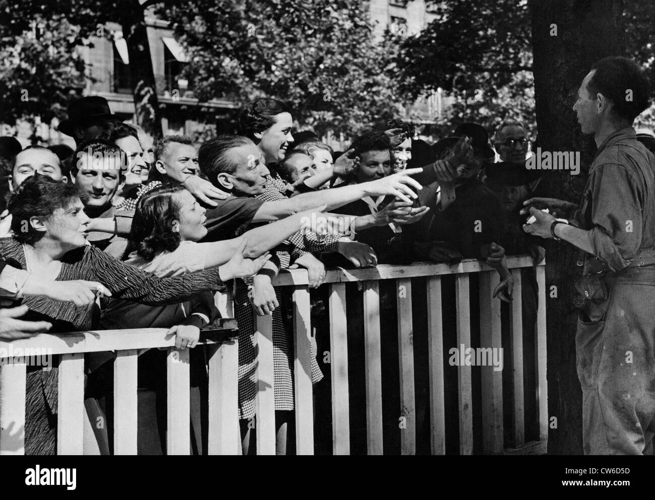 Soldats français traînent des cigarettes et des bonbons à Paris (France) le 25 août 1944 Banque D'Images