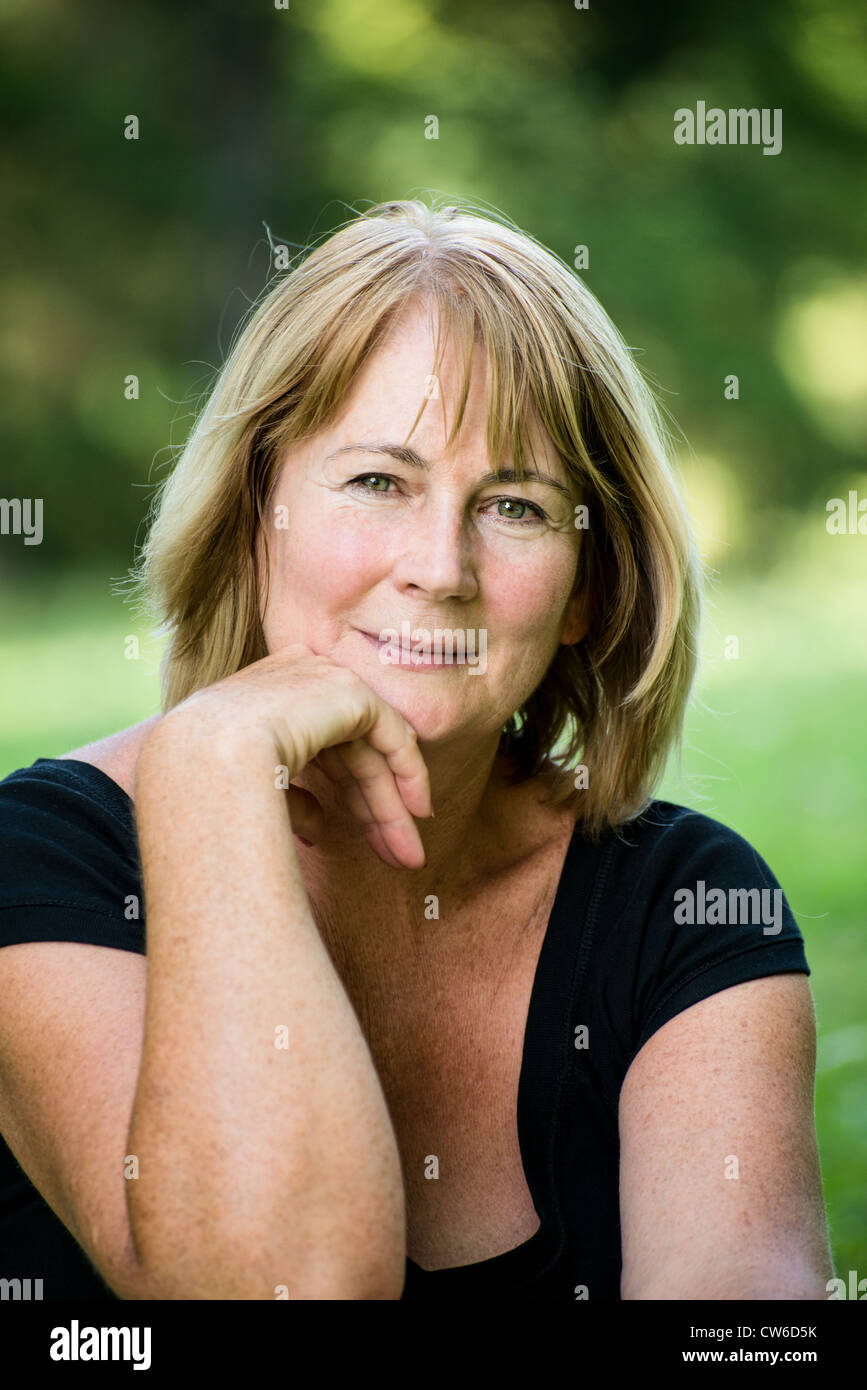 Portrait of attractive senior woman - piscine en plein air dans la nature Banque D'Images
