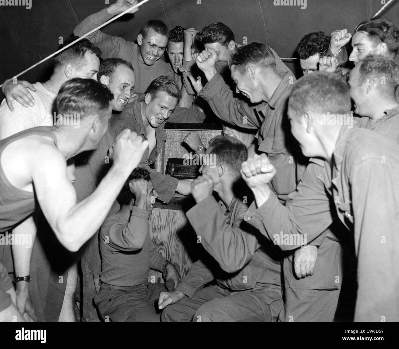 Les soldats américains apprennent l'octroi de la déclaration de guerre de la Russie contre le Japon (8 août 1945). Banque D'Images
