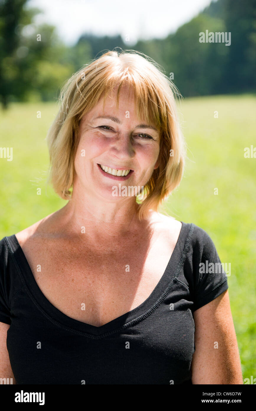 Portrait of attractive senior woman - piscine en plein air dans la nature Banque D'Images