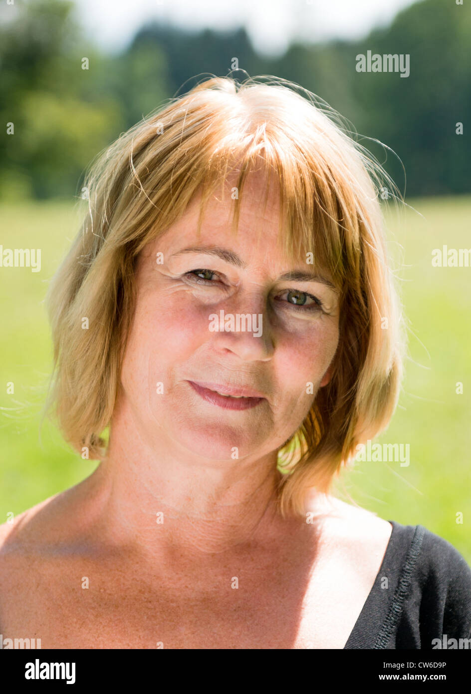 Portrait of attractive senior woman - piscine en plein air dans la nature Banque D'Images