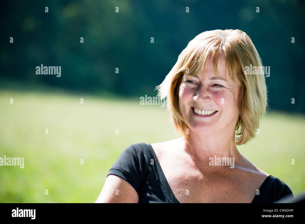 Portrait of attractive senior woman - piscine en plein air dans la nature Banque D'Images