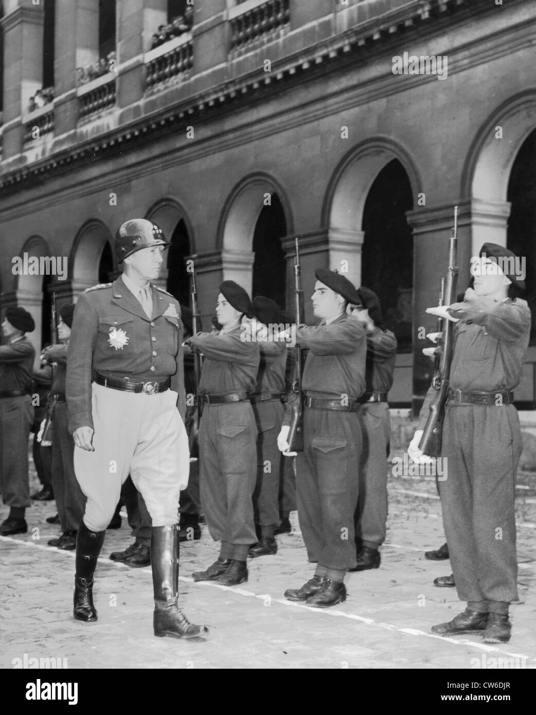 Le général Patton inspecte les troupes françaises à Paris, le 17 août 1945 Banque D'Images