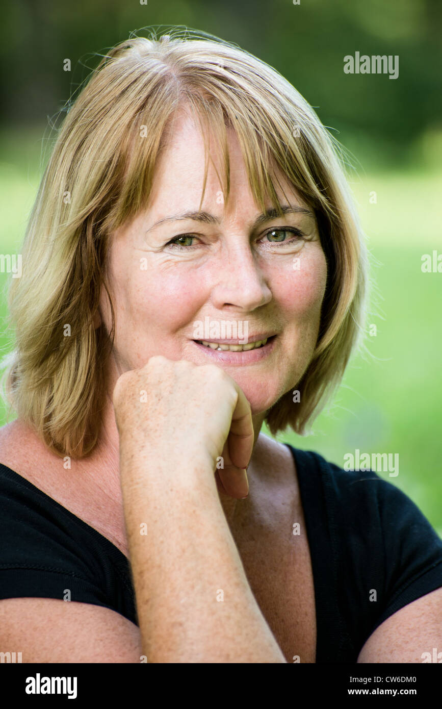 Portrait of attractive senior woman - piscine en plein air dans la nature Banque D'Images