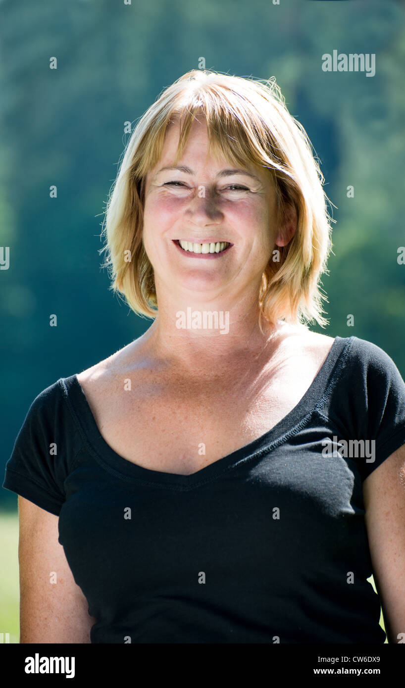 Portrait of attractive senior woman - piscine en plein air dans la nature Banque D'Images