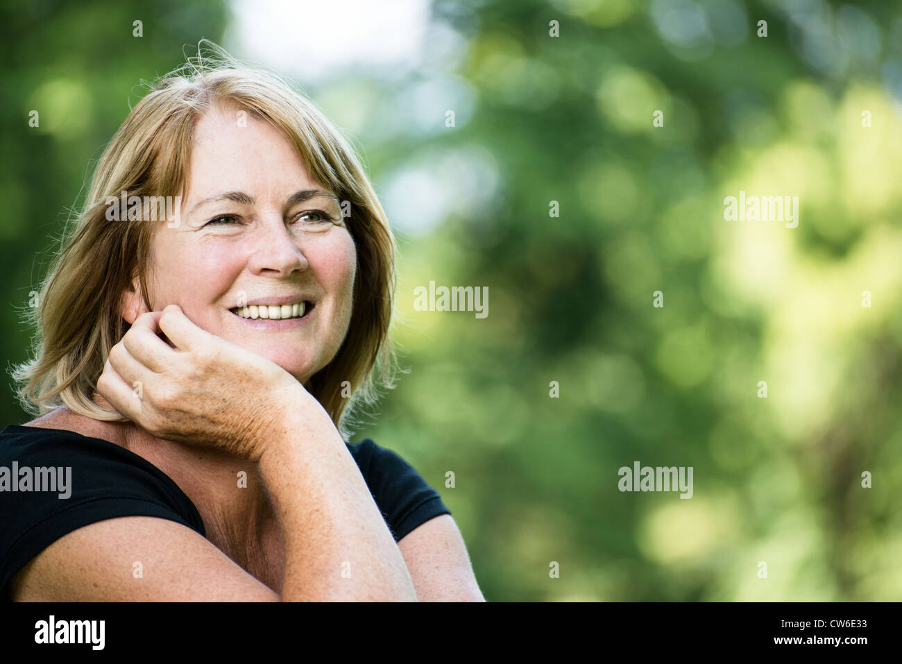 Portrait of attractive senior woman - piscine en plein air dans la nature Banque D'Images