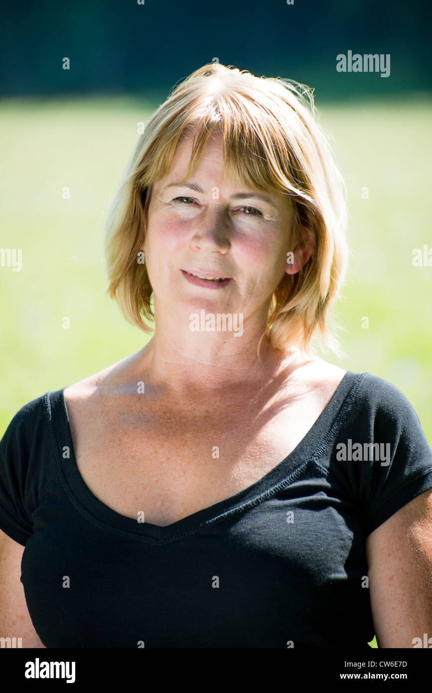 Portrait of attractive senior woman - piscine en plein air dans la nature Banque D'Images