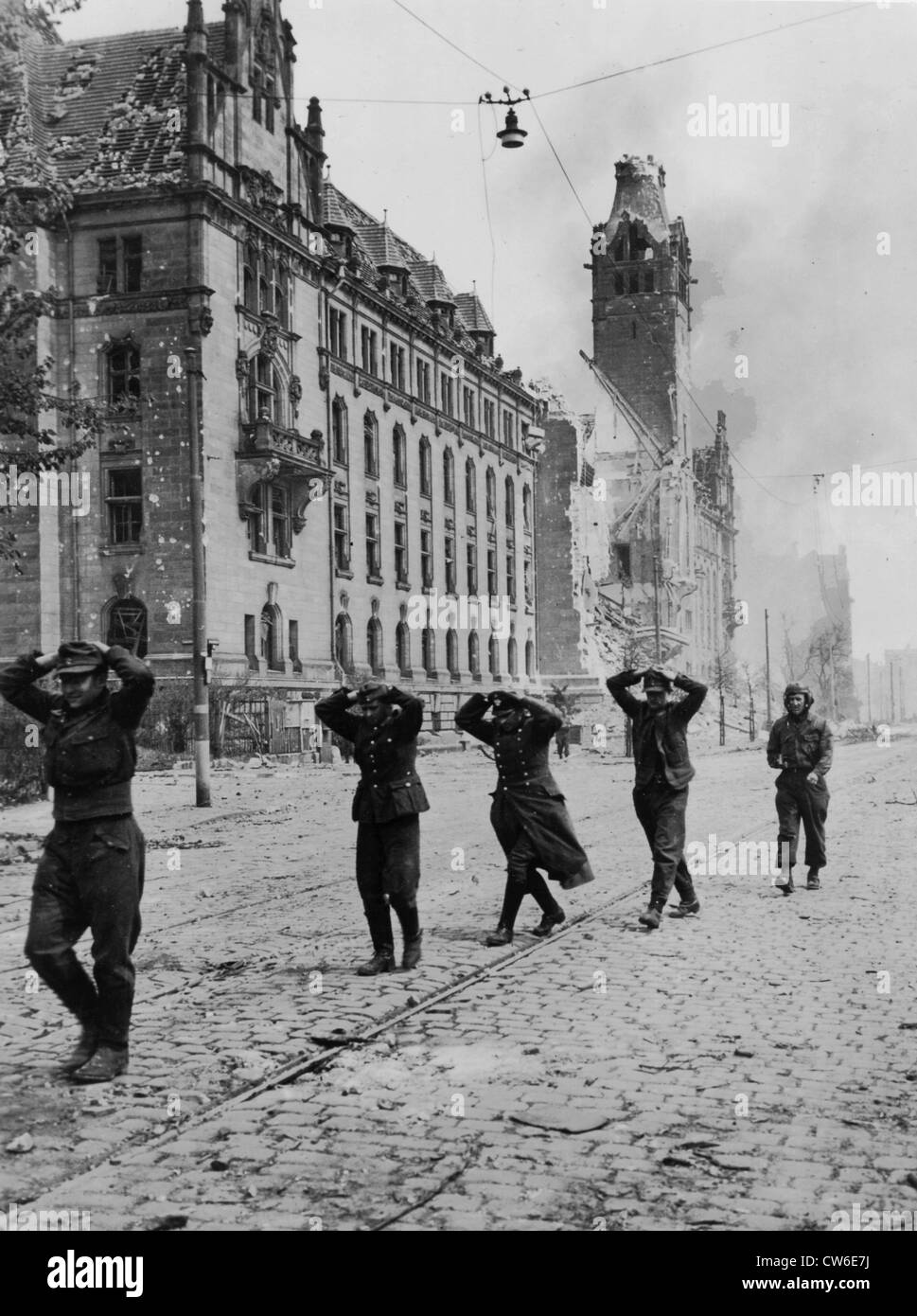Prisonniers de guerre allemands à Magdebourg, 18 avril, 1945 Banque D'Images
