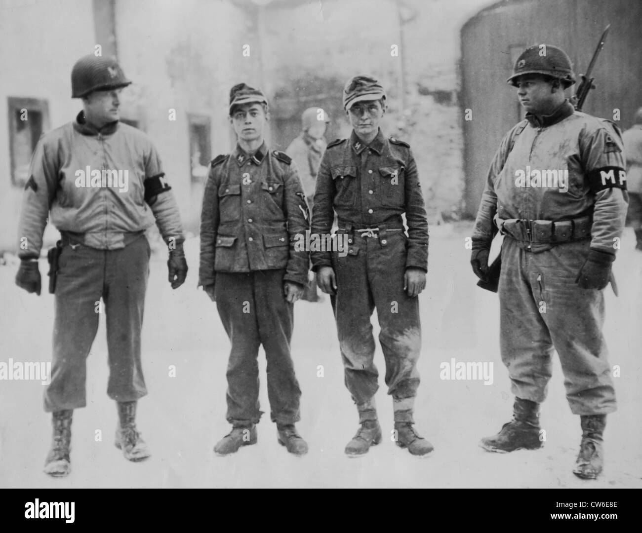 La garde des soldats américains prisonniers nazis près de Bastogne, Janvier 1945 Banque D'Images