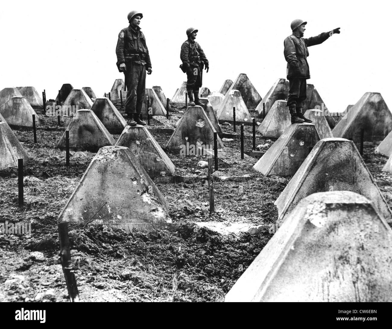 Les ingénieurs américains regarder au-delà de la ligne Siegfried, Mars 1945 Banque D'Images