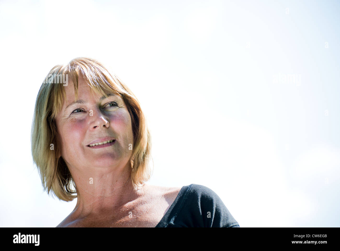Portrait of attractive senior woman - piscine en plein air dans la nature Banque D'Images