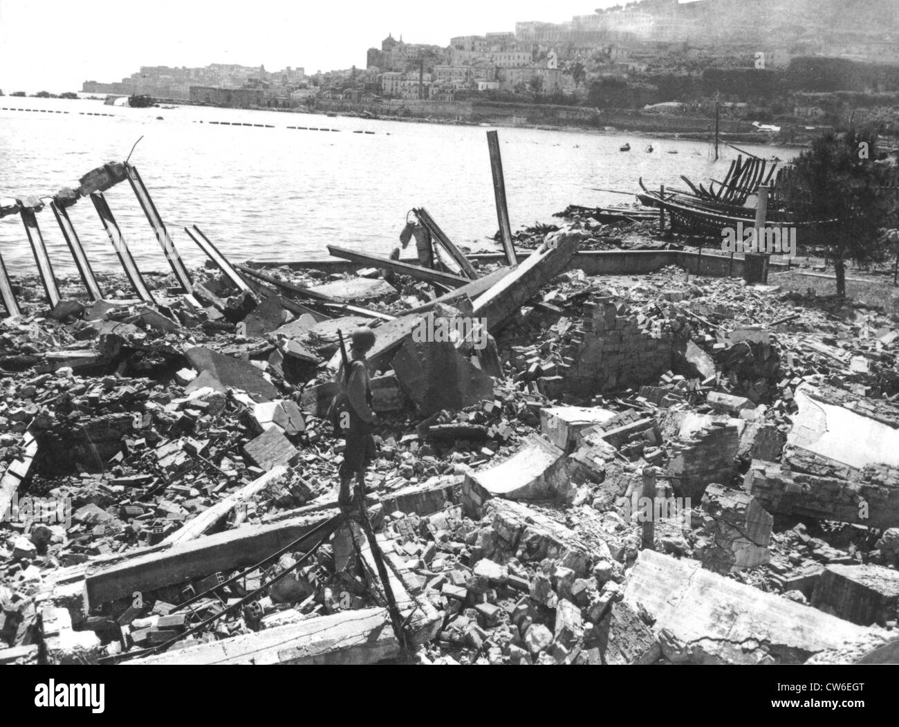 Vue sur le port de Gaeta démoli en Italie , 22 mai 1944 Banque D'Images