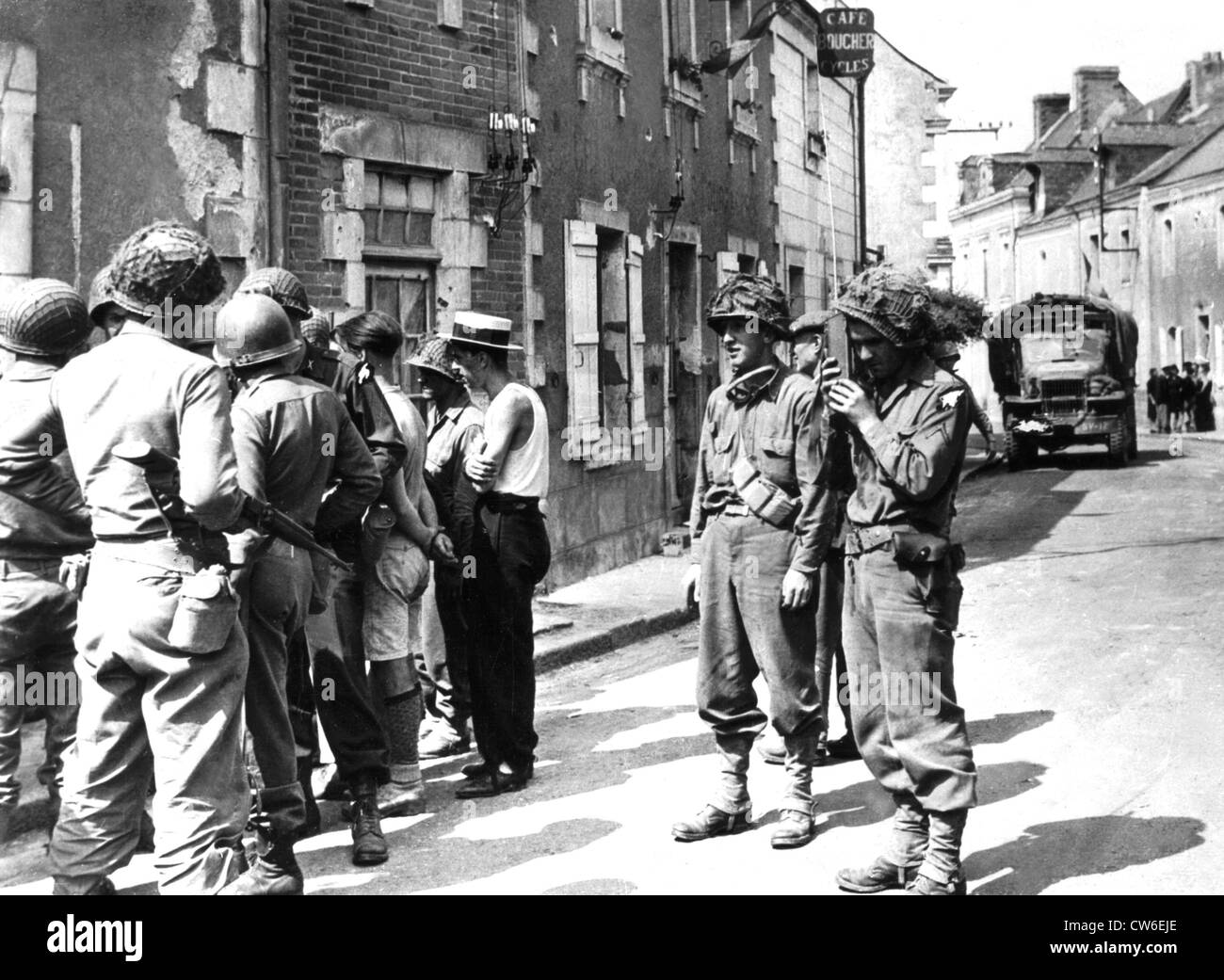 Soldat américain opère son talkie-walkie '" en France, Août 1944 Banque D'Images