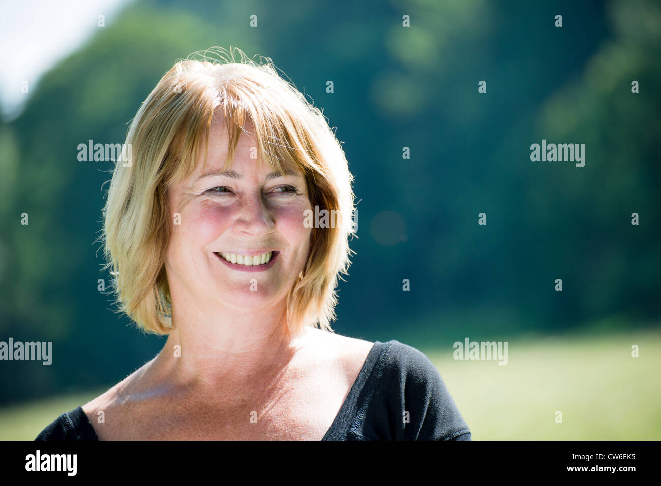 Portrait of attractive senior woman - piscine en plein air dans la nature Banque D'Images