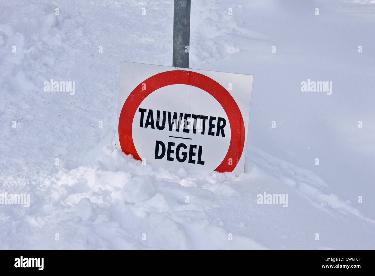 Signe de dégel sur la neige profonde, Belgique, Hautes Fagnes Banque D'Images
