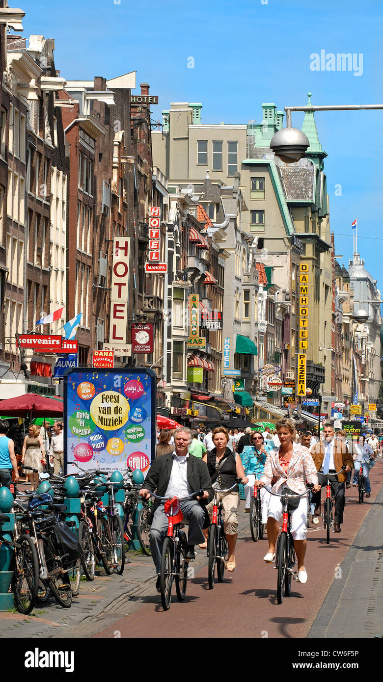 Damrak Rue commerçante dans le centre-ville d'Amsterdam, Pays-Bas Banque D'Images