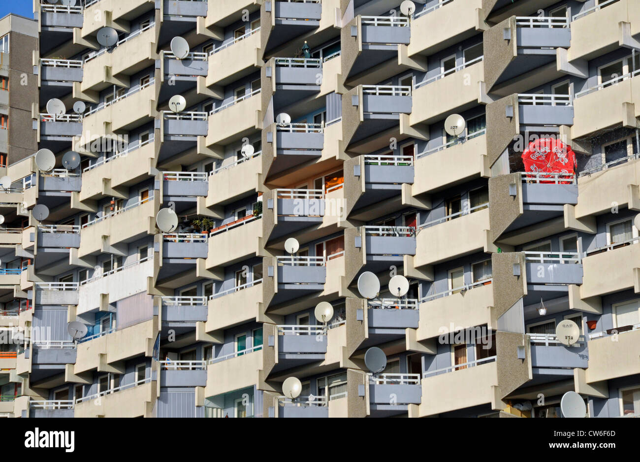 Tour résidentiel avec un balcon et de la vaisselle, de l'Allemagne, en Rhénanie du Nord-Westphalie, Chorweiler Banque D'Images