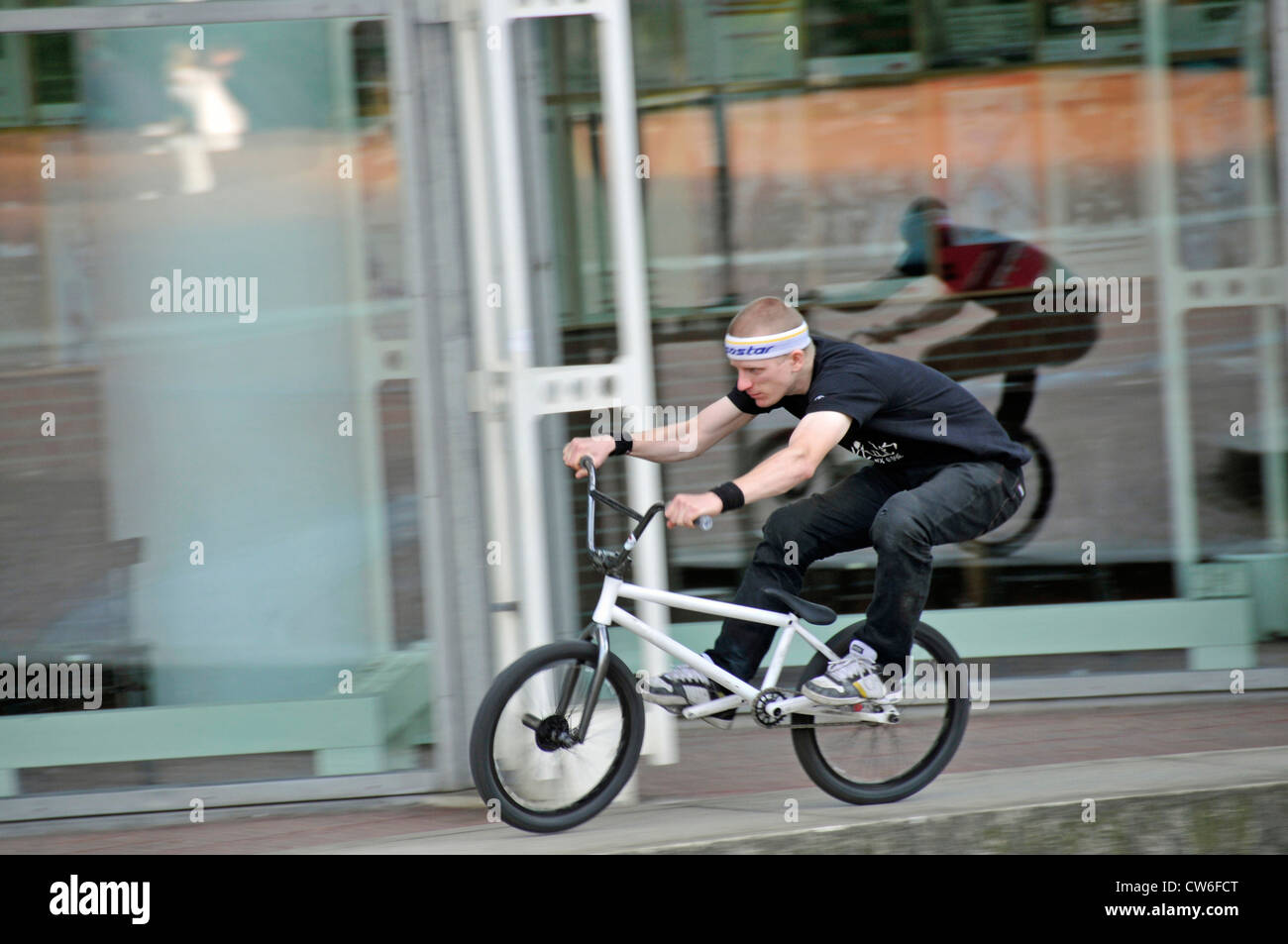 Le BMX-cycliste en face d'une fenêtre, l'Allemagne, en Rhénanie du Nord-Westphalie, Koeln Banque D'Images