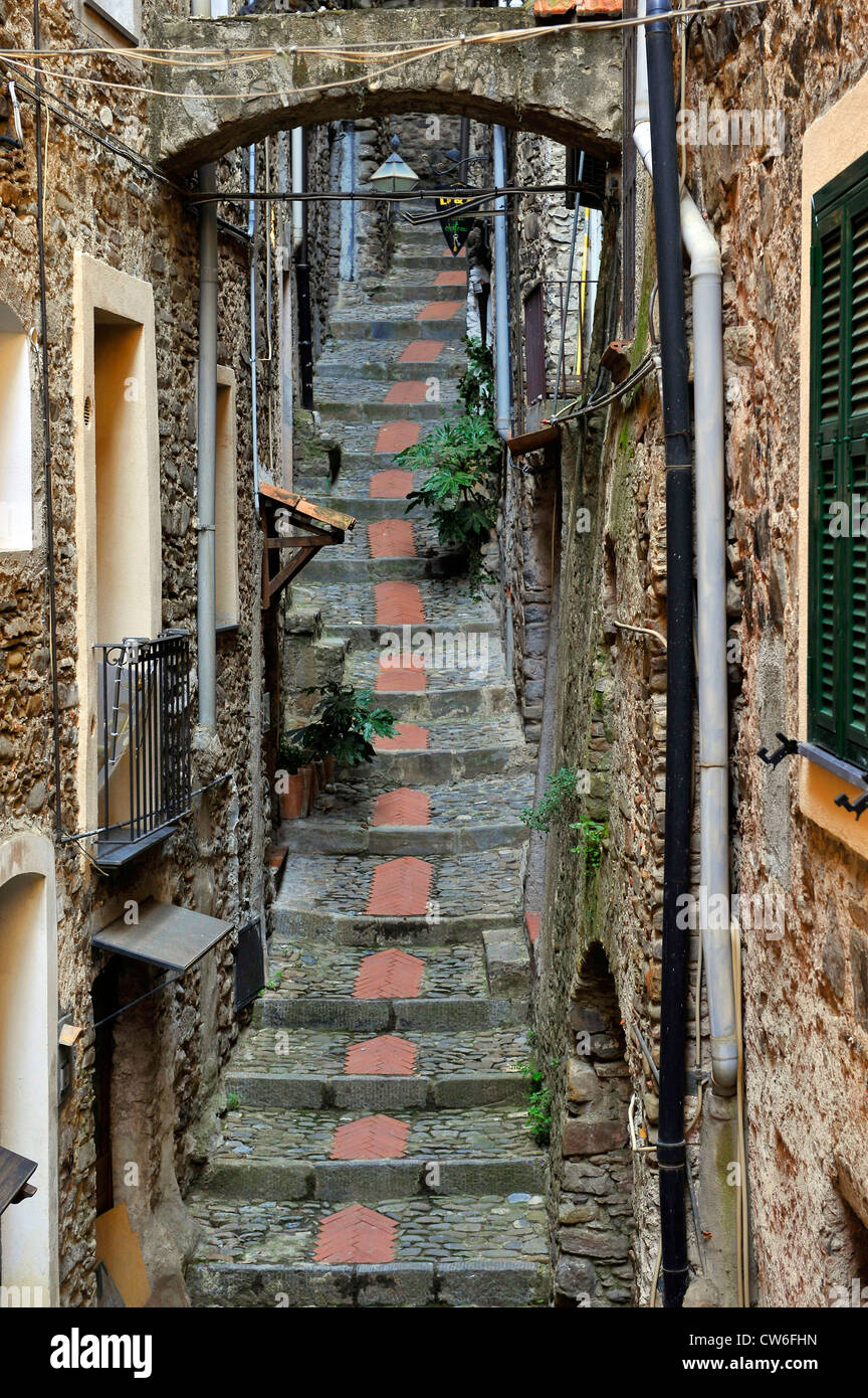 Allée couverte de Dolceacqua, Italie, Ligurie, Riviera dei Fiori Banque D'Images