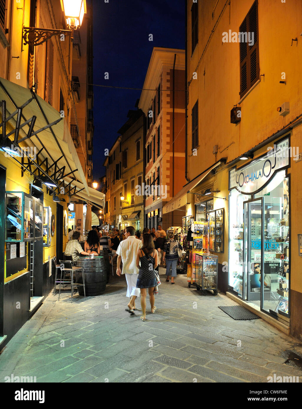 Zone piétonne à Alassio, la nuit, l'Italie, Ligurie, Riviera dei Fiori Banque D'Images