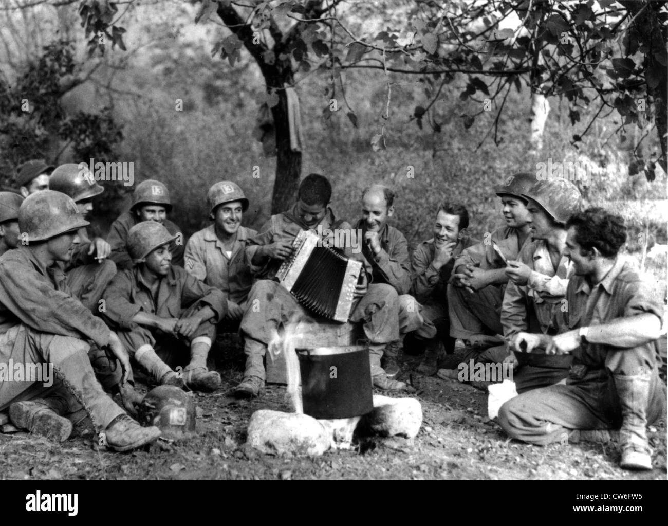 Les soldats américains du bivouac dans la zone Folturno (Italie) le 7 novembre 1943. Banque D'Images