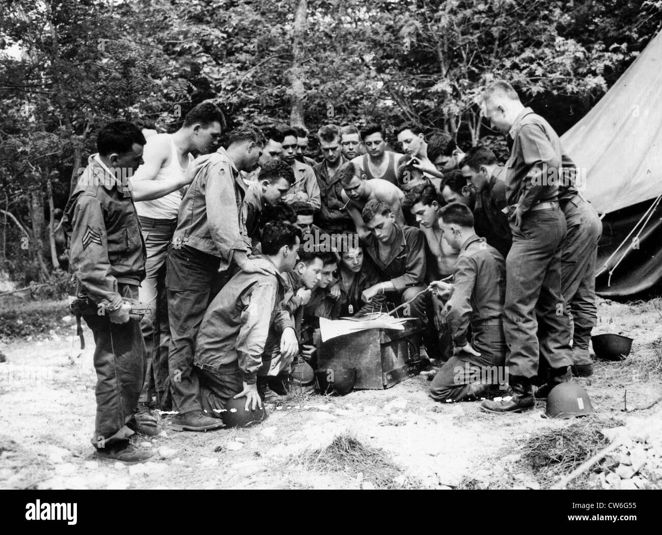 Officiers et soldats de l'armée américaine lire les objectifs qui ont été fixés pour D-Day Banque D'Images