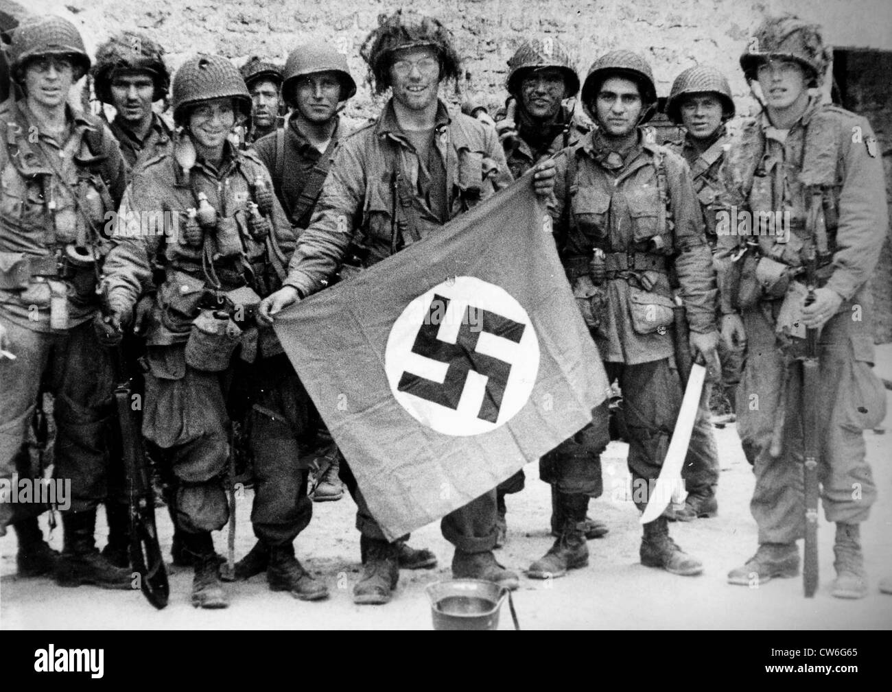 Les parachutistes américains montrant un drapeau nazi (Juin 1944) Banque D'Images