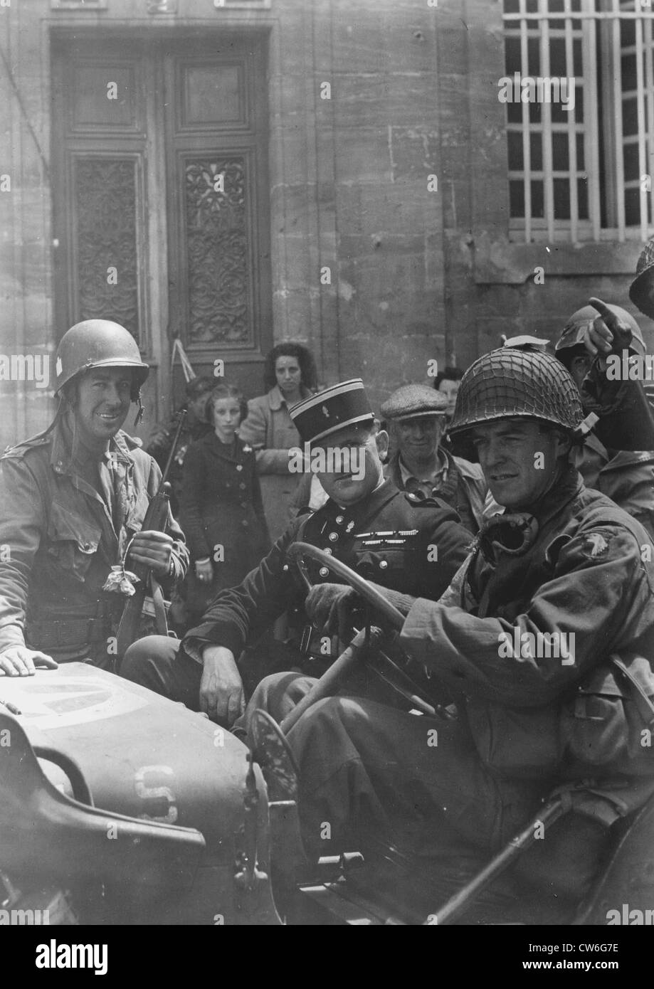 Les soldats américains avec un gendarme (1944) Banque D'Images