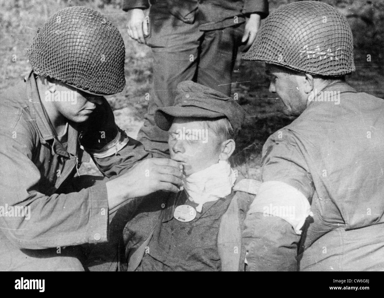 Les soldats américains avec prisonnier allemand (1944) Banque D'Images