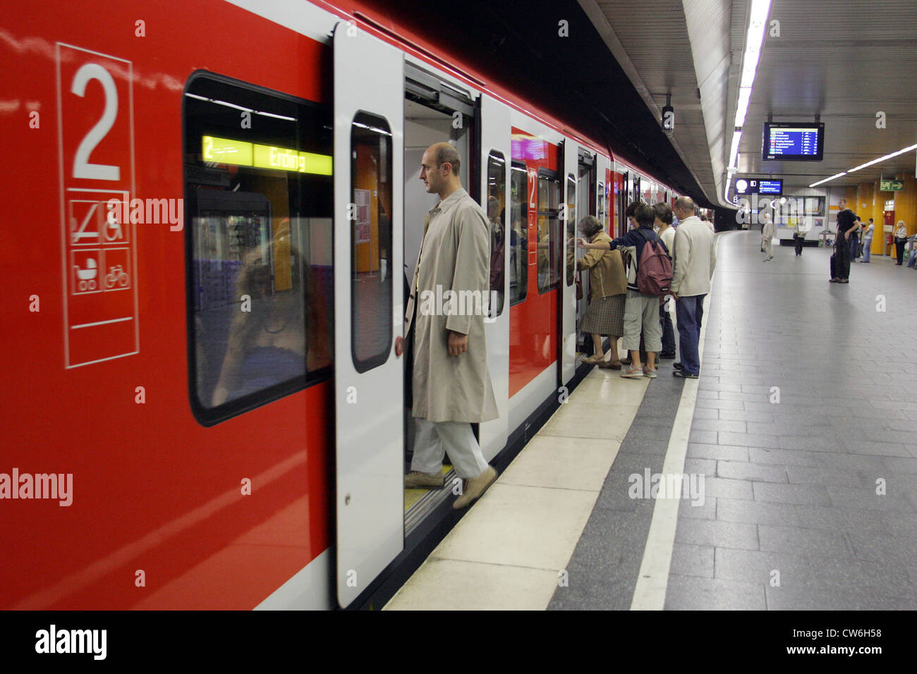 Muenchen, les gens obtiennent dans un train Banque D'Images