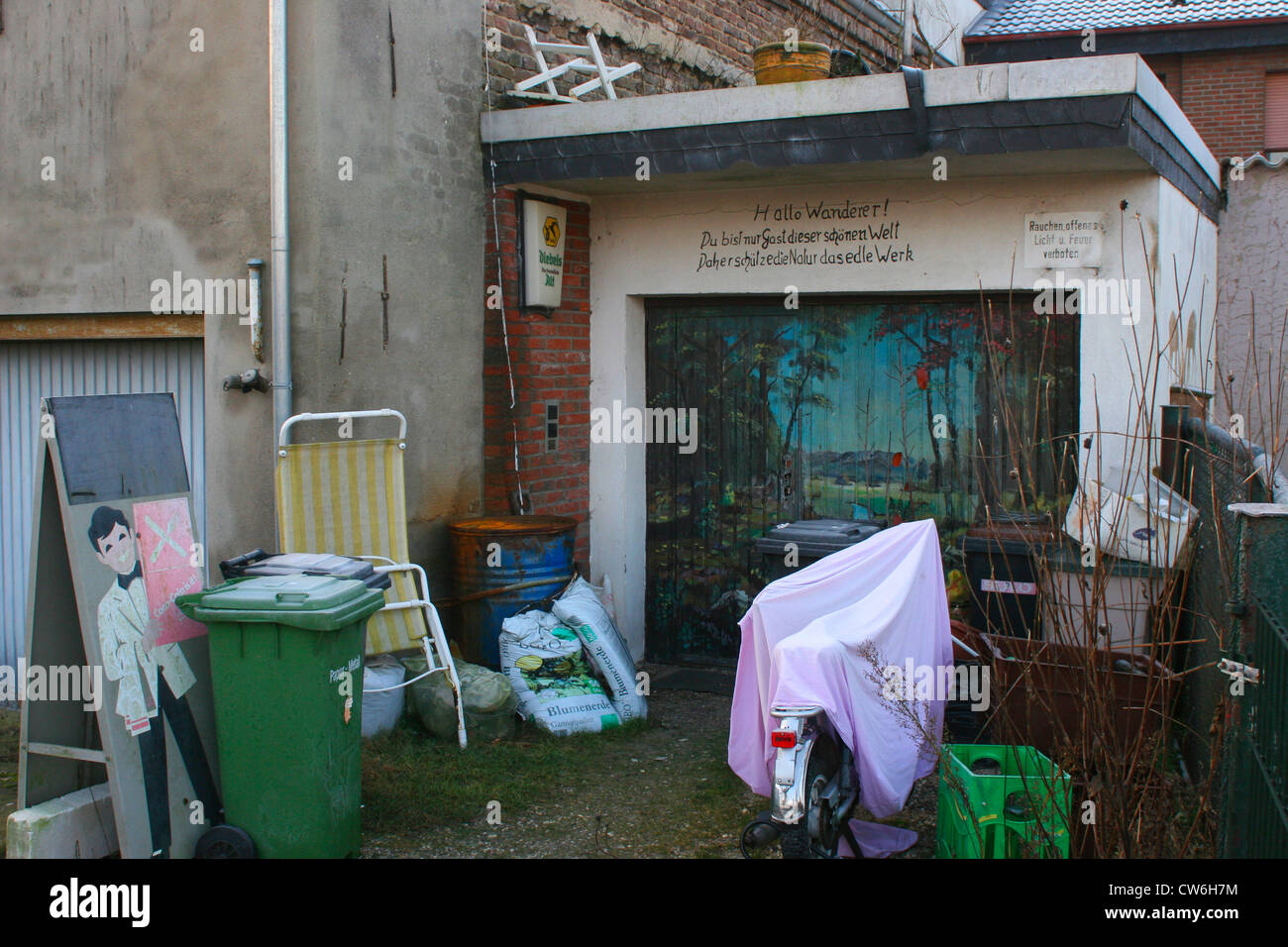 Peinture sur un garage avec écrit : Bonjour Wanderer ! Du bist nur Gast dieser schoenen Welt. Schuetze daher die Natur, das edle Werk, Allemagne Banque D'Images