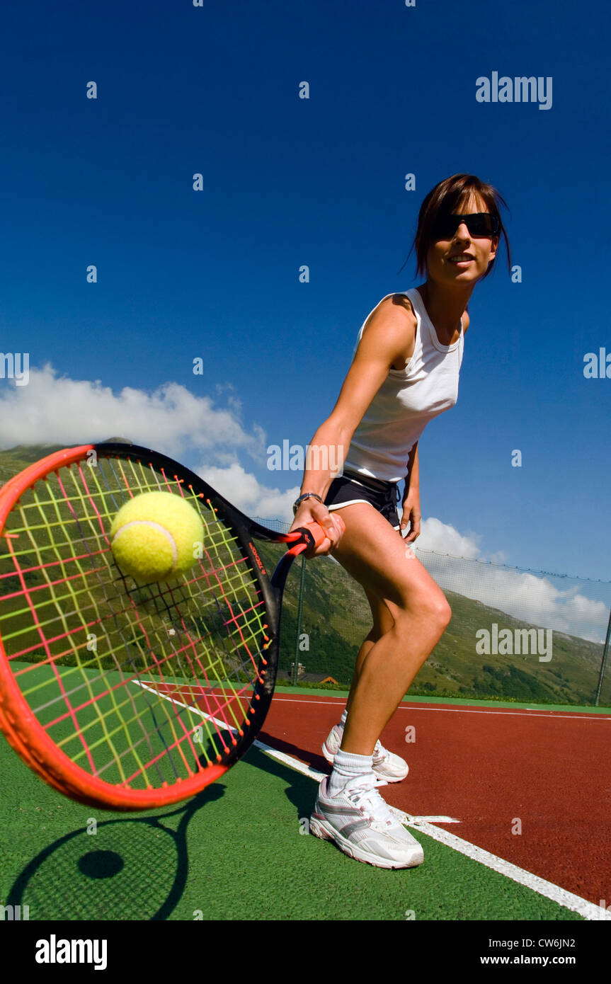 Jeune femme jouant au tennis Banque D'Images