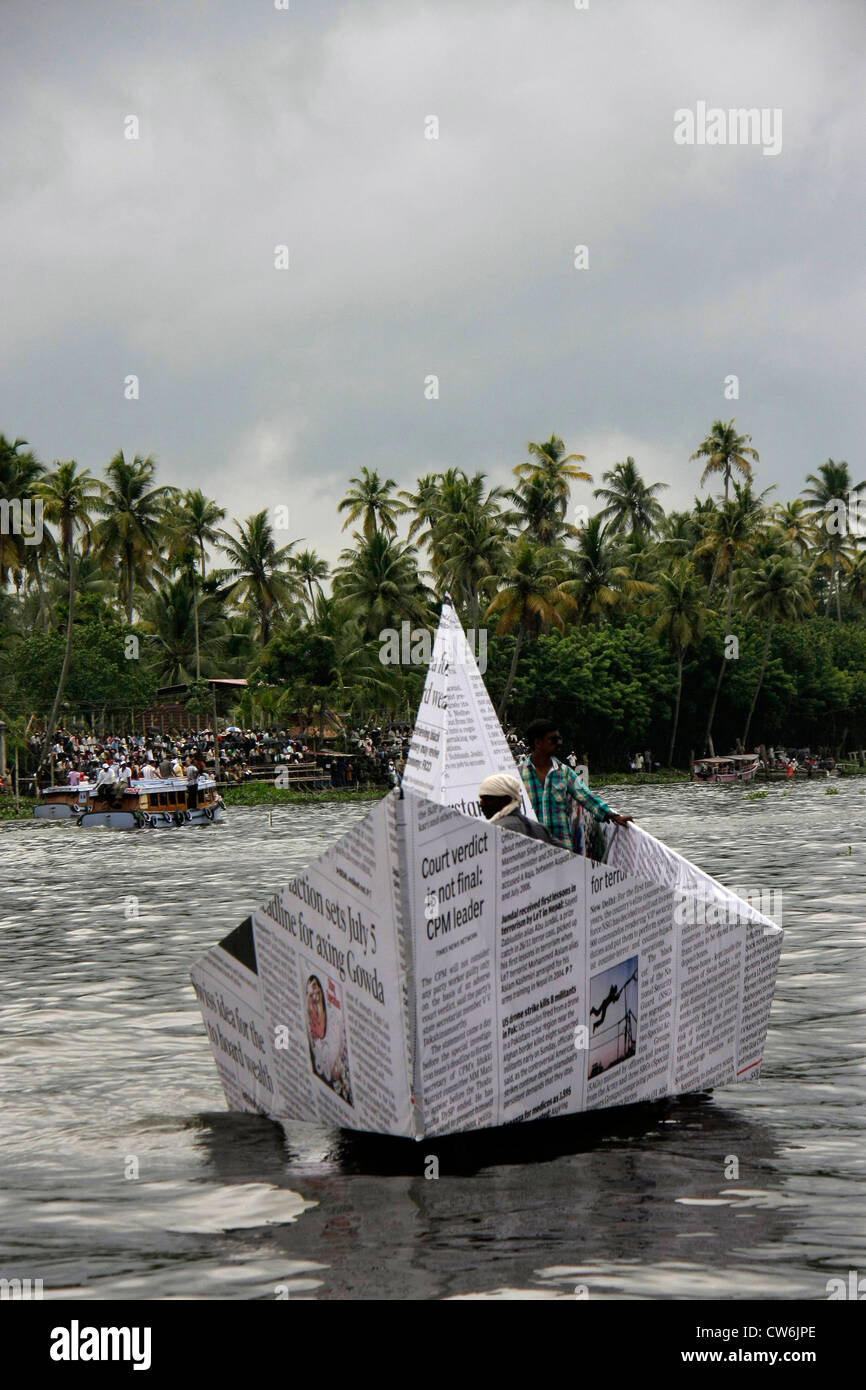 Drôle insolite étrange news paper boat dans l'eau au cours de Nehru trophy boat race serpent dans alleppey alappuzha anciennement,Kerala, Inde Banque D'Images