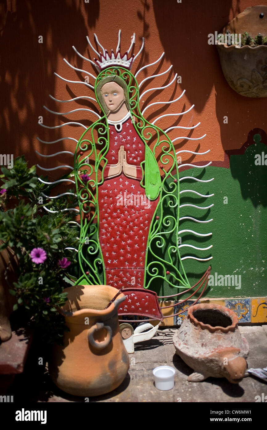 Une sculpture en métal de Notre Dame de Guadalupe est affiché dans un studio du sculpteur à San Martin Tilcajete, Oaxaca, Mexique Banque D'Images