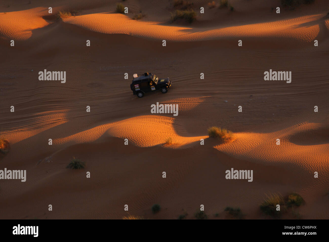 Au cours de la Jeep rallye du désert Erg Oriental dans le Nord Sahara Occidental au coucher du soleil, Tunisie, Sahara Banque D'Images