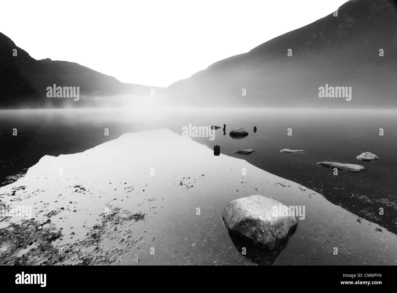 Crépuscule au lac à Glendalough Parc pittoresque, l'Irlande, noir et blanc Banque D'Images