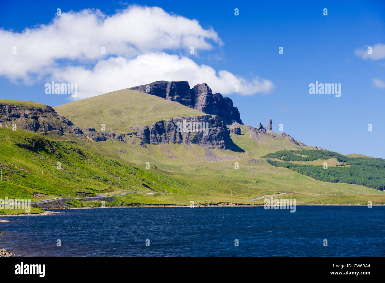 Vieil Homme de Storr sur le Loch Fada, île de Skye, Highland, Scotland, UK. Banque D'Images