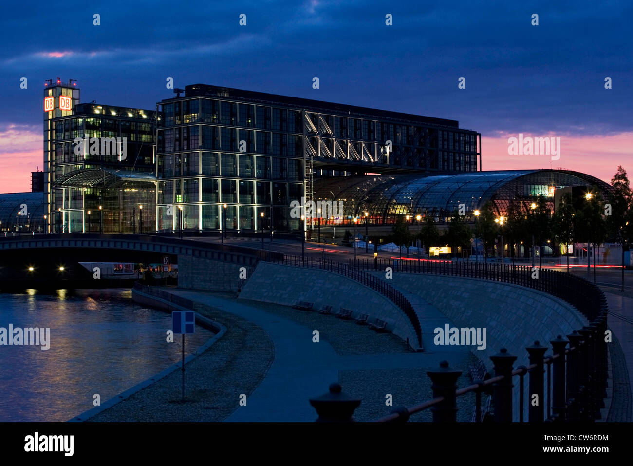 Gare centrale à la rivière Spree dans la soirée, l'Allemagne, Berlin Banque D'Images