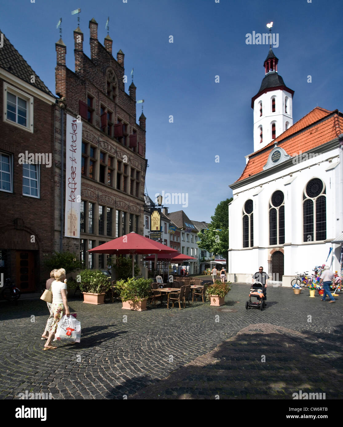 Place du marché avec maison gothique et l'église, l'Allemagne, en Rhénanie du Nord-Westphalie, Ruhr, Xanten Banque D'Images