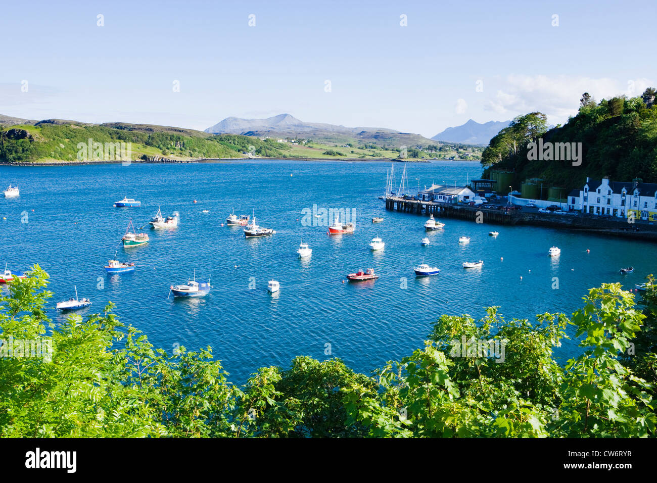 Le port de Portree Cuillin Hills, au-delà. Highland, Scotland, UK. Banque D'Images