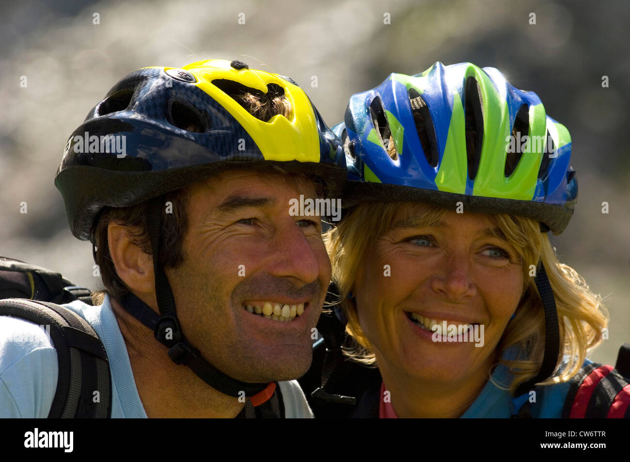 Portrait d'un couple pendant un tour en vélo avec des casques sur la tête, France Banque D'Images Portrait d'un couple pendant un tour en vélo avec des casques sur la tête, France Banque D'Images