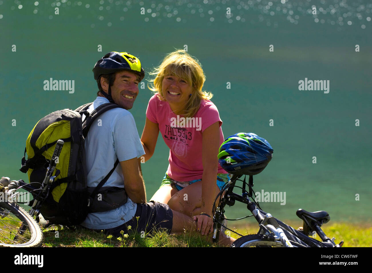 Couple de prendre une pause pendant un tour en vélo, France Banque D'Images Couple de prendre une pause pendant un tour en vélo, France Banque D'Images