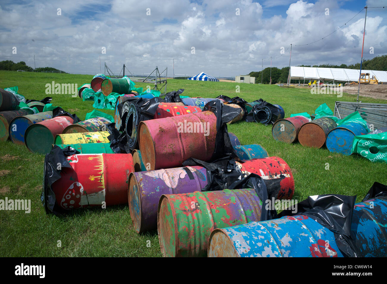 Poubelles en préparation pour Boomtown rock Festival UK Photo Stock - Alamy