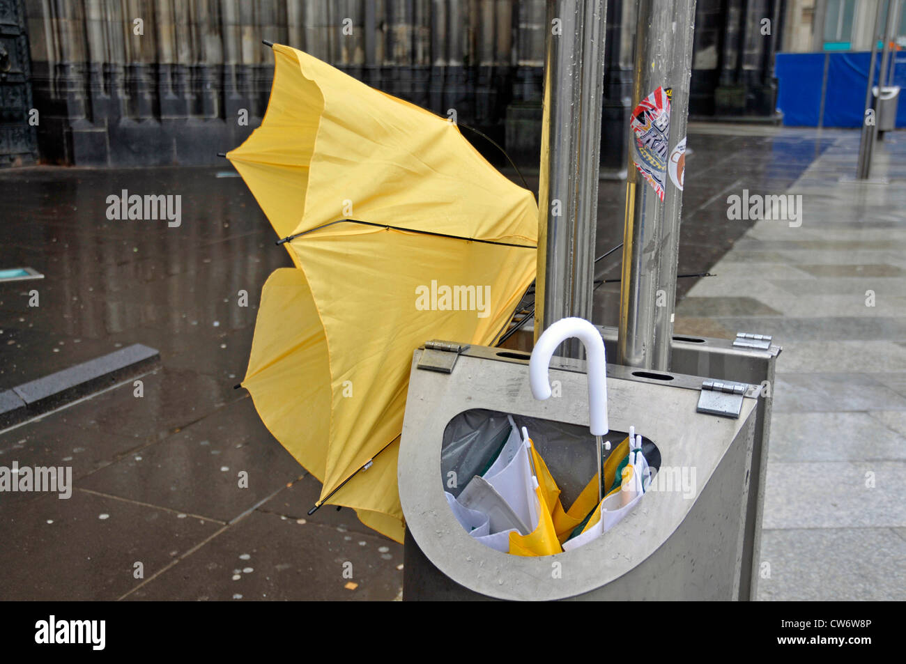 Parapluie endommagé en poubelle, Allemagne, Berlin, Cologne Banque D'Images
